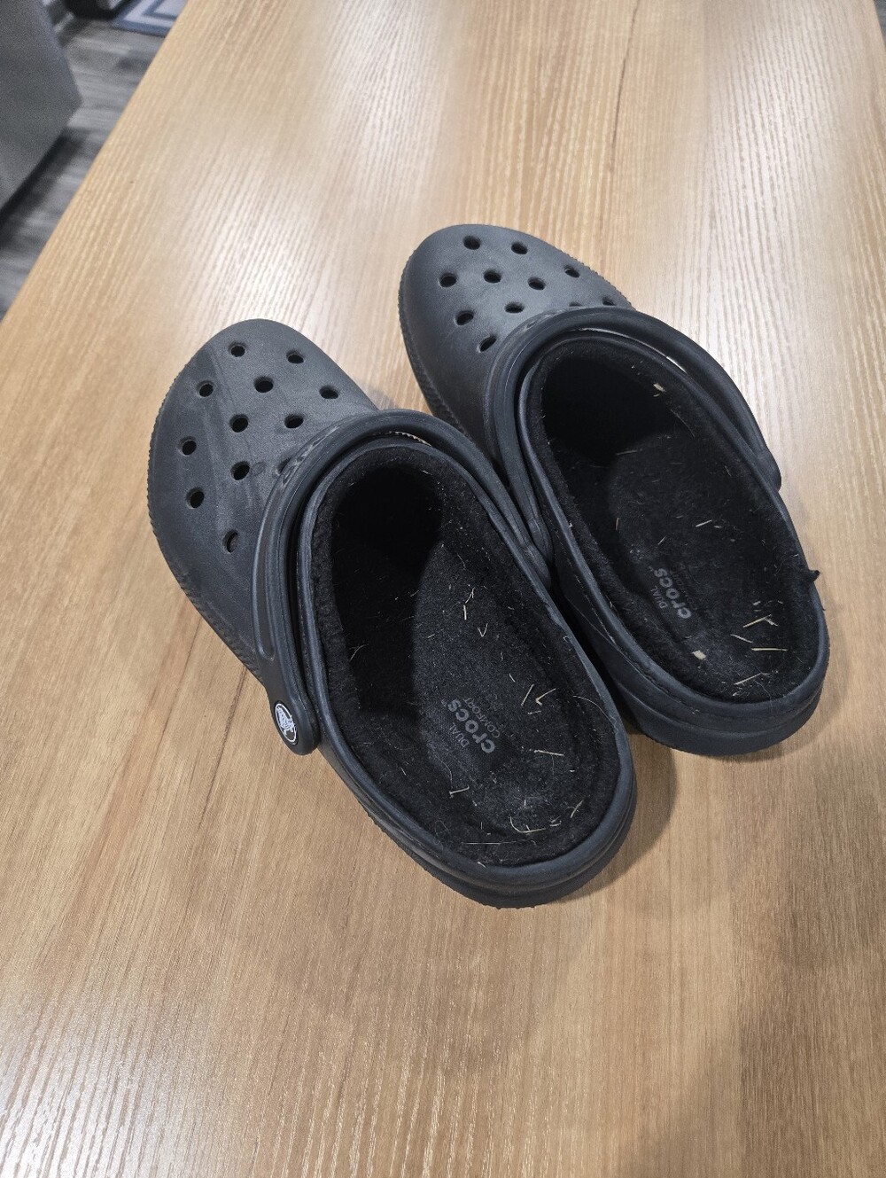 CROCS Mens 6/Womens 8 Black Fuzzy-Lined Sandals